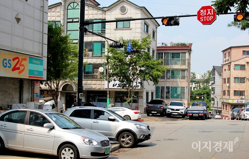 오랫동안 복정동 동네마트로 영업을 한 W마트는 영업난 돌파구로 2010년대 중후반 GS25로 간판을 바꿨지만, 이후 60여m 거리를 두고 출점한 CU B점과 경쟁하고 있다. 사진=김성미 기자