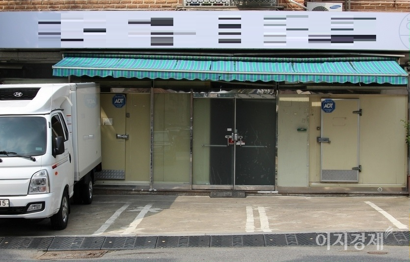 (위부터)CU S점과 CU O점 사이에 있던 미니스탑 자리는 이후 반찬가게 등을 거쳐 현재는 이동통신대리점이, 동네마트 D 자리는 식자재 도소매 업체가 각각 둥지를 틀었다. 사진=김성미 기자