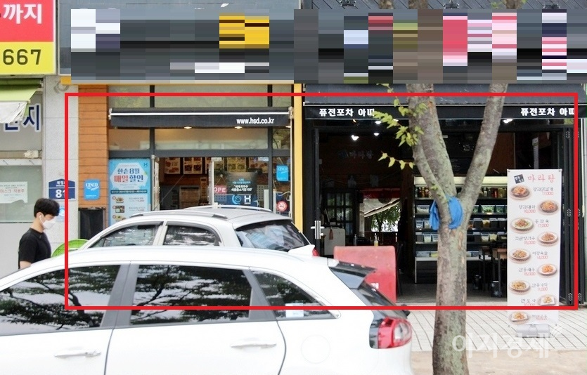 (위부터)CU S점에서 230여미터 떨어진 CU B점은 당초 붉은선 안 점포 두곳을 모두 사용했으나, 경쟁이 치열해 지자 오른쪽 가게만 운연하다 결국 문을 닫았다. 이곳에서 다시 직선으로 230여m 떨어진 동서울대 안에 자리한 CU 역시 코로나19로 개점 휴업 상태다. 사진=김성미 기자