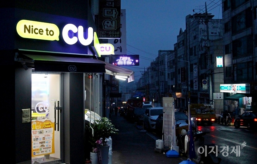 이달초 개점한 자혜로 CU K점 30m 앞에는 GS25가, 170여m 안에는 CU J점과 동네마트 H가 있다. 사진=김성미 기자