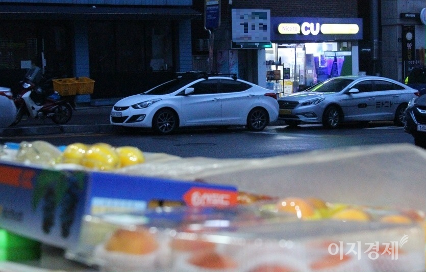 CU J점과 30여m 떨어진 곳에는 동네마트H가 버티고 있다. 이곳 3차선 도로는 주택가 도로고 도로 양편에 주정차 차량이 많아 차량이 항상 서행한다. 신호등이 없고 무단횡단이 보편화돼 도로 양편이 같은 상권인 셈이다. J점은 조만간 문을 닫을 계획이다. 사진=김성미 기자