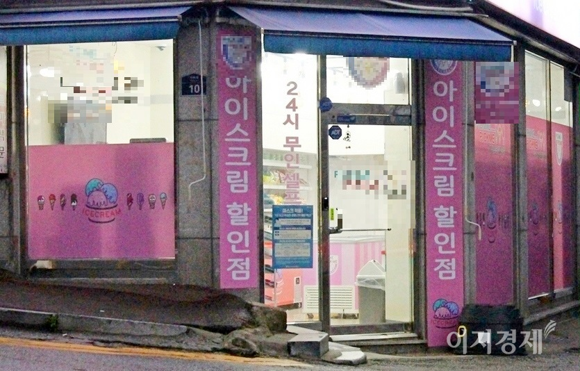 자혜로에서 지난해 영업을 개시한 (위부터)이마트24는 아이스크림 판매점으로 변했고, 동네마트 W와 30여m 떨어진 곳에서 대규모로 영업을 시작한 GS25(붉은 네모)도 개점 6개월이 안돼 폐점했다. 사진=김성미 기자