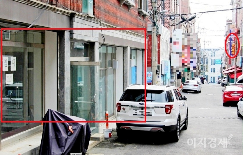 자혜로에서 지난해 영업을 개시한 (위부터)이마트24는 아이스크림 판매점으로 변했고, 동네마트 W와 30여m 떨어진 곳에서 대규모로 영업을 시작한 GS25(붉은 네모)도 개점 6개월이 안돼 폐점했다. 사진=김성미 기자