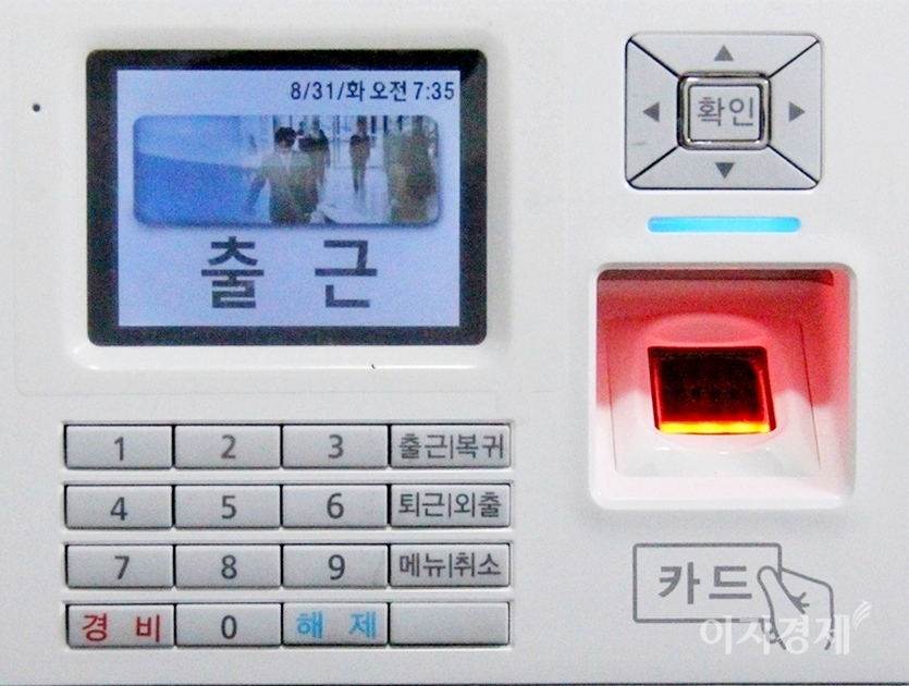 2년째 계속되는 코로나19의 영향으로 올 상반기 국내 물리보안 업체들의 실적이 크게 줄었다. 지문인식 출입통제기기. 사진=이지경제