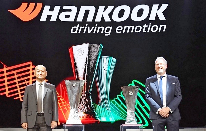한국타이어는 하반기 실적 제고를 영국 ‘국제 상용차 박람회’에 참가하는가 하면, 유럽프로리그 상위팀간 축구대회인 ‘유럽축구연맹 유로파리그’를 후원한다. 사진은 ‘유럽축구연맹 유로파리그’를 후원 체결 후 양측 관계자가 기념사진을 찍는 모습. 사진=한국타이어