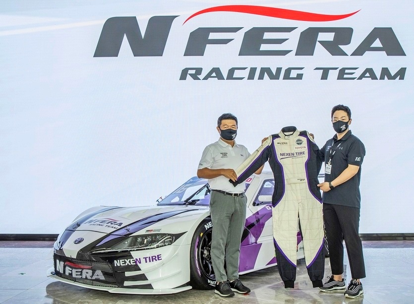 강호찬 넥센타이어 대표가 엔페라레이싱팀을 최근 창단했다. (왼쪽부터)강호찬 대표와 황도윤 선수가 기념사진을 찍고 있다. 사진=넥센타이어