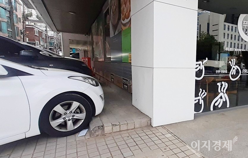 서울지하철 8호선 남한산성입구역에서 남한산성도립공원 진출로까지 1.5㎞ 구간에는 노스페이스, K2 등 12곳의 아웃도어 용품점 등이 자리했지만, 감염병 대확산 이후 노스페이스가 가장 먼저 철수했으며, 최근에는 네파가 문을 닫았다. 사진=김성미 기자