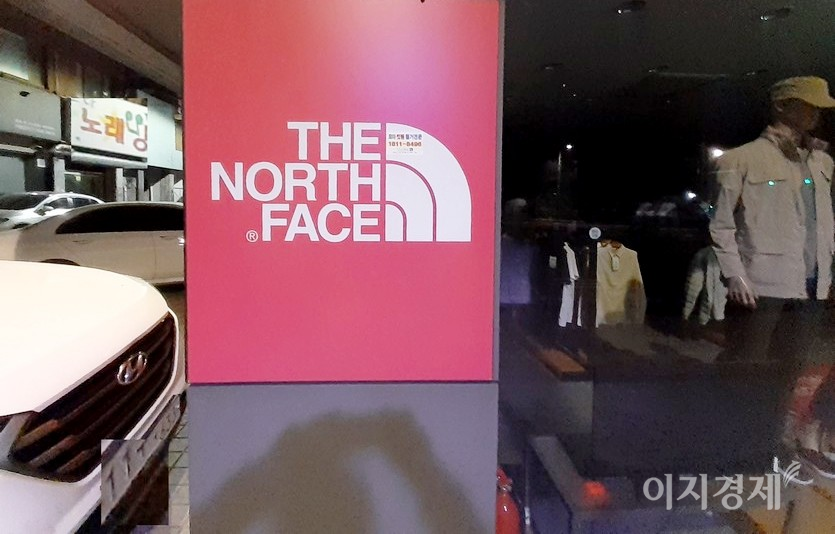 서울지하철 8호선 남한산성입구역에서 남한산성도립공원 진출로까지 1.5㎞ 구간에는 노스페이스, K2 등 12곳의 아웃도어 용품점 등이 자리했지만, 감염병 대확산 이후 노스페이스가 가장 먼저 철수했으며, 최근에는 네파가 문을 닫았다. 사진=김성미 기자