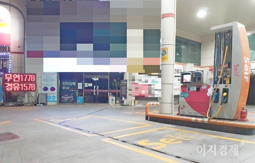 최근 10개월 사이 유가가 가장 비싼 지난달 중순, 성남시 산성대로에 위치한 한 셀프주유소 유가 현황. 사진=정수남 기자