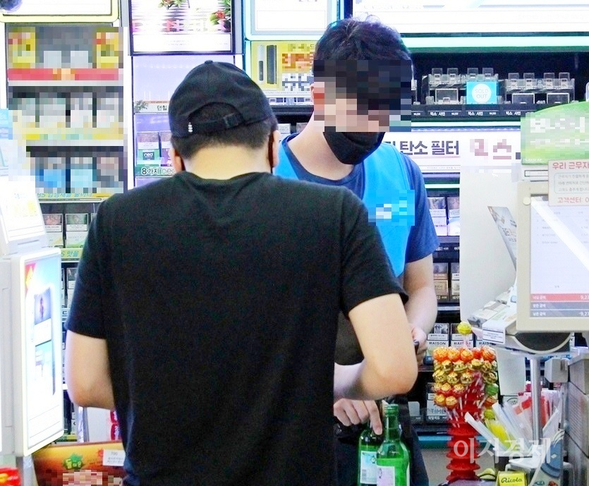 단기일자리(아르바이트) 고용주들이 하반기 단기일자리 채용시장이 상반기와 비슷할 것이라 전망했다. 시간제로 근무하는 편의점 직원. 사진=김성미 기자