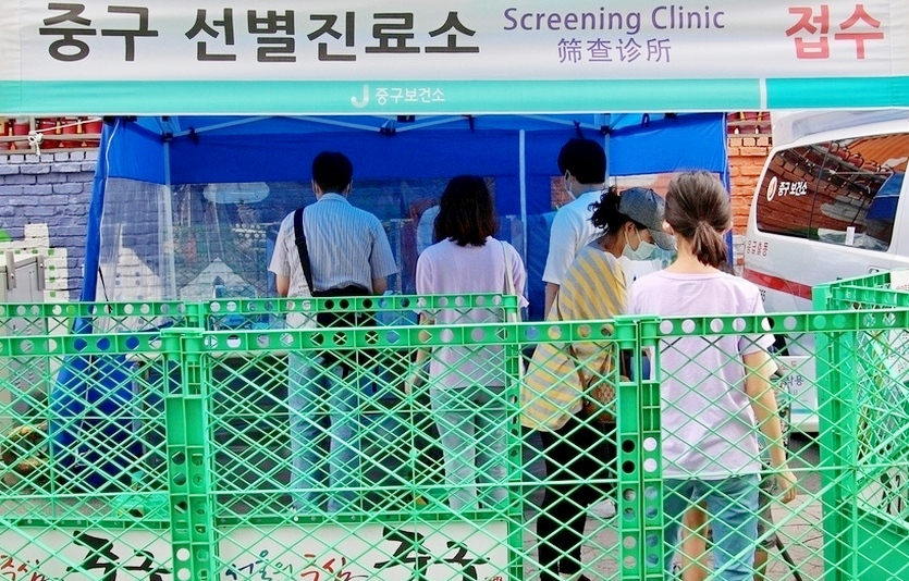 국내 코로나19 1일 신규 확진자 수는 또다시 2000명대로 치솟았다. 서울 중구 코로나19 검사소. 사진=김성미 기자