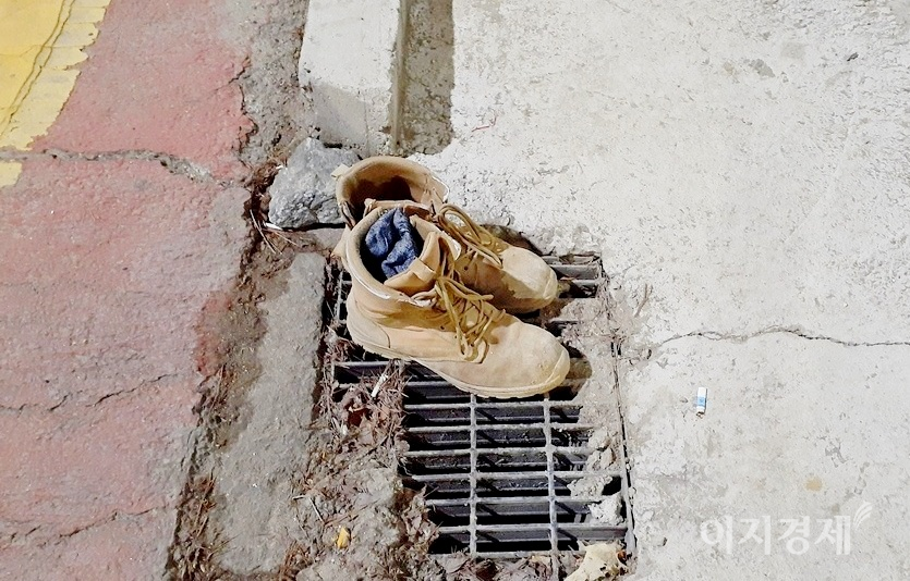 광명시 철상동과 광명동 일대를 재개발하는 2R구역에서 현장 작업자가 작업화를 벗어놓고 사라졌다. 사진=정수남 기자