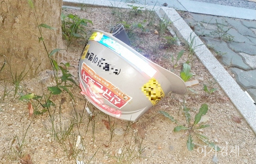 성남시 금광동 재개발 지역에서는 현장 근로자가 안전모를 내팽개치고 사라졌다. 사진=정수남 기자