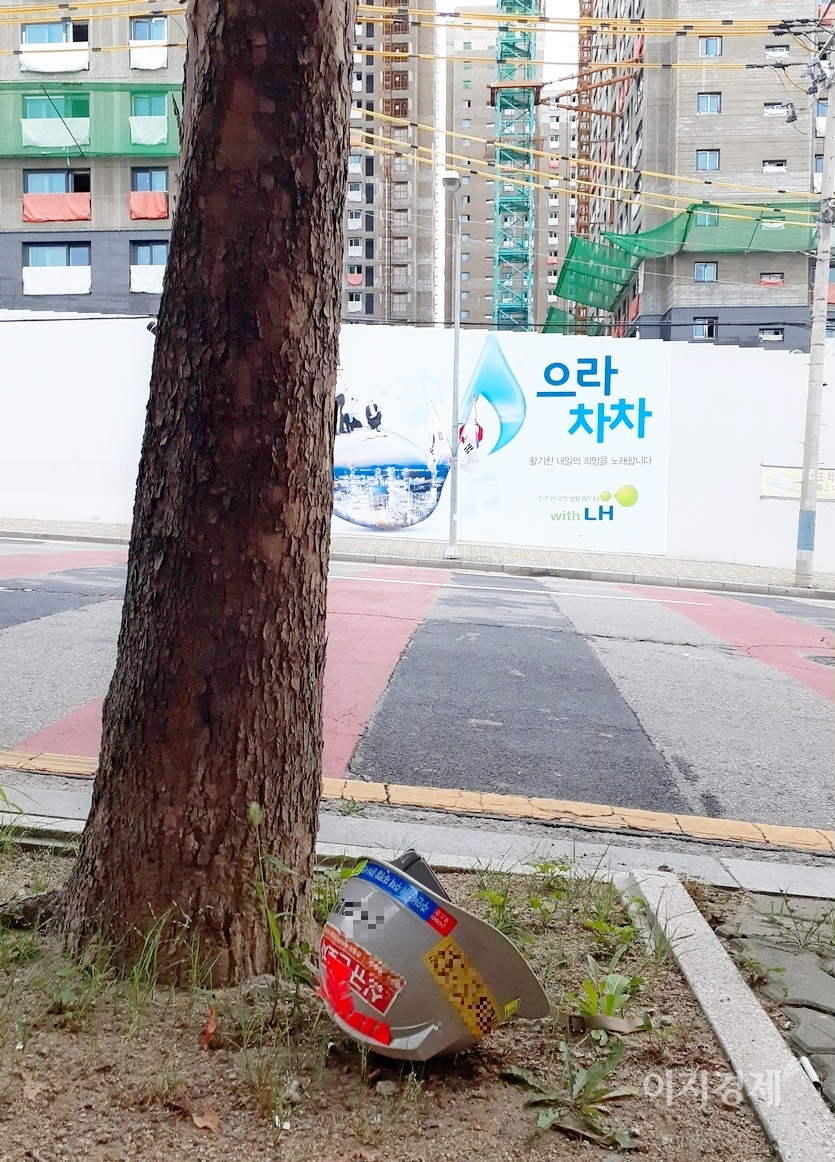 성남시 금광동 재개발 지역에서는 현장 근로자가 안전모를 내팽개치고 사라졌다. 사진=정수남 기자