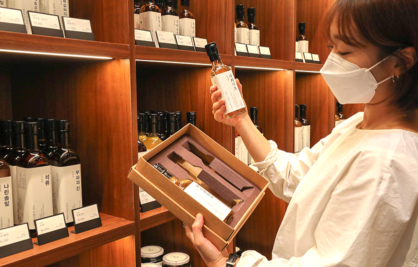 현대백화점은 자사의 고급 전통식품브랜드 명인명촌 상품을 묶음선물로 구성할 수 있은 ‘명인명촌 DIY 선물’을 선보였다. 사진=현대백화점