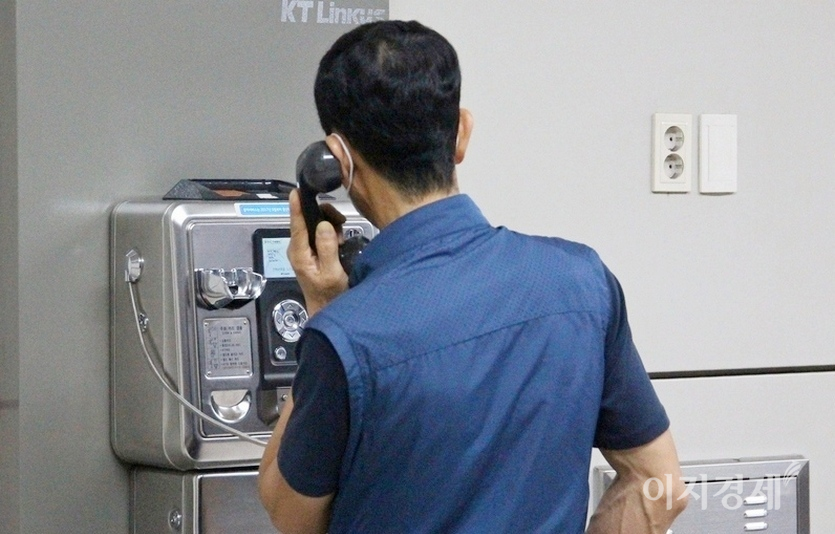 한 남성이 지하철 역사에서 공중전화를 이용하고 있다. 사진=정수남 기자.