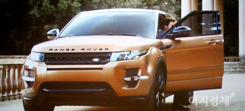 극중 샤오치와 용치는 랜드로버를 탄다. 사진=정수남 기자