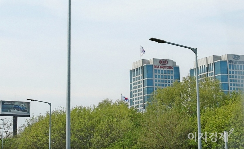 승희와 우연은 현대차 소형 i30을 탄다. i30 홍보판과 서울 양재동 혀대기아차 사옥. 사진=정수남 기자