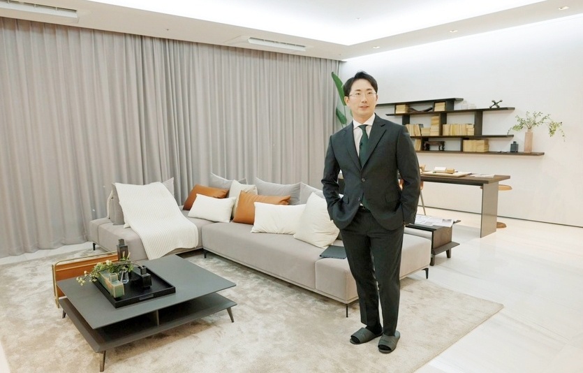 롯데건설은 자사의 공식 유튜브 채널인 ‘오케롯캐’를 통해 2030세대와 소통을 강화한다. 오케롯캐는 개설 한달 만에 구독자 3만명, 누적 조회수 77만회 이상을 각각 달성했다. 이날 오케롯캐가 선보인 ‘그 남자의 72시간’ 장면. 사진=롯데건설