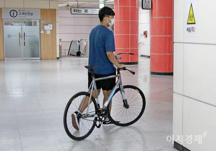 나머지 1, 2, 3, 4, 5, 6, 8호선은 지하철 운영시간 동안 평일은 접이식만, 주말 등 휴일은 모든 자전거를 휴대하고 탑승할 수 있다. 지하철 8호선 복정역에서 주말에 지하철을 이용하는 한 승객. 사진= 정수남 기자