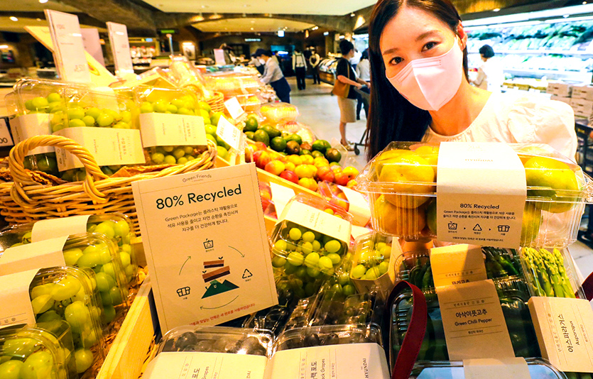현대백화점 압구정본점 지하 1층 식품관에서 직원이 폐페트병을 재활용한 농산물 용기를 소개하는 모습. 사진=현대백화점