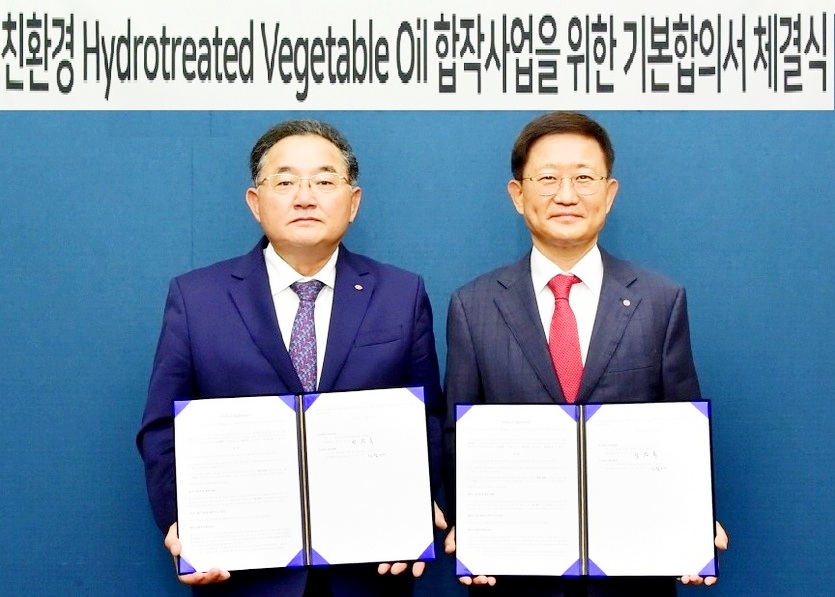 단석산업 (왼쪽부터)한승욱 회장과 LG화학 노국래 석유화학사업본부장이 주요조건 합의서(HOA)를 체결한 뒤 기념사진을 찍고 있다. 사진=LG화학