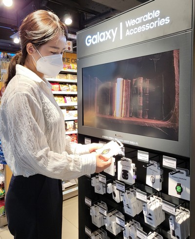 삼성전자가 신세계의 편의점 이마트24에서 최근 선보인 갤럭시의 웨어러블기기 29종을 판매한다. 사진=삼성전자