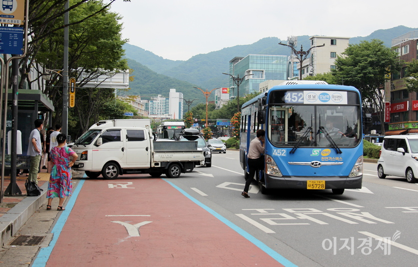 성남시 중원구 5차선 산성대로 버스정류장에 차들이 주정차해 버스는 도로 한가운데 정차한다. 사진=정수남 기자