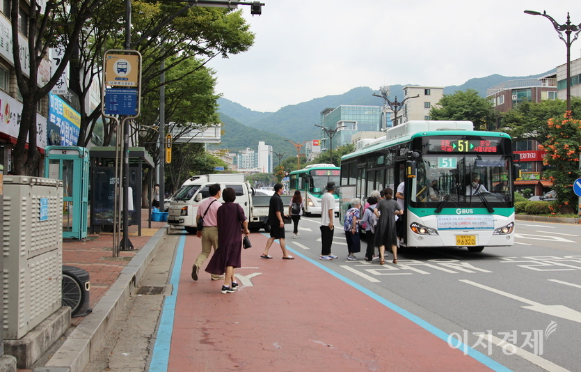 승객들은 항상 안전사고에 노출돼 있으며, 성남시 중원구 산성대로 5차선 버스정류장에 차들이 주정차해 버스는 도로 한가운데 정차한다. 사진=정수남 기자