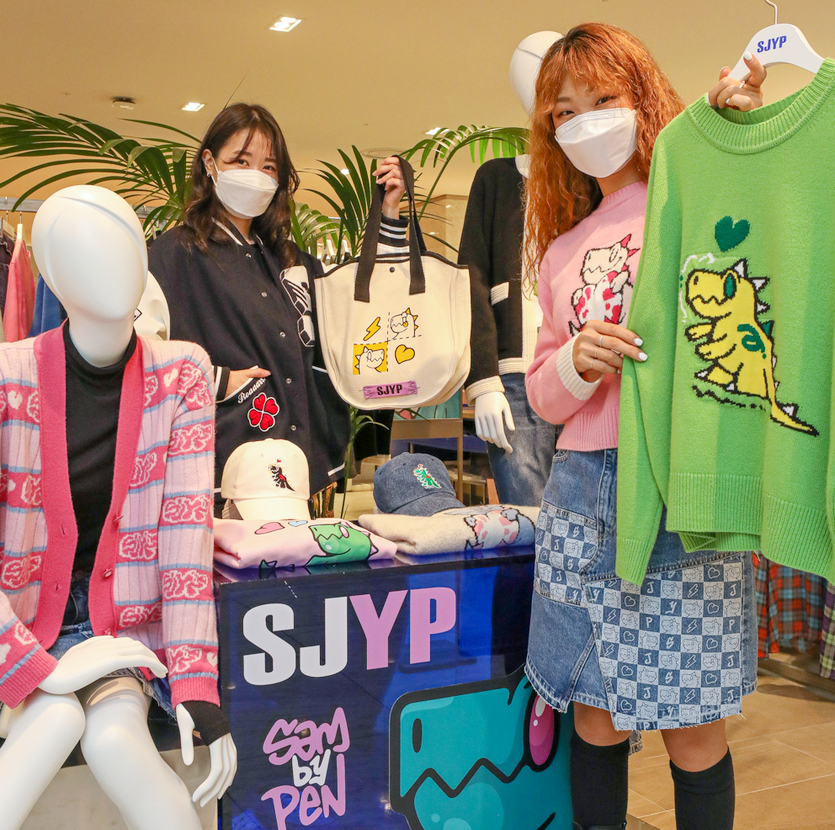 한섬의 SJYP가 샘바이펜과 함께 21종의 협업 상품을 내놨다. 사진=한섬