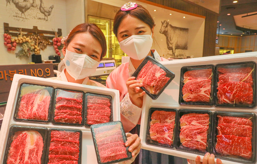 경기도 성남 현대백화점 판교점에서 직원이 한우 소담 선물을 소개하고 있다. 사진=현대백화점