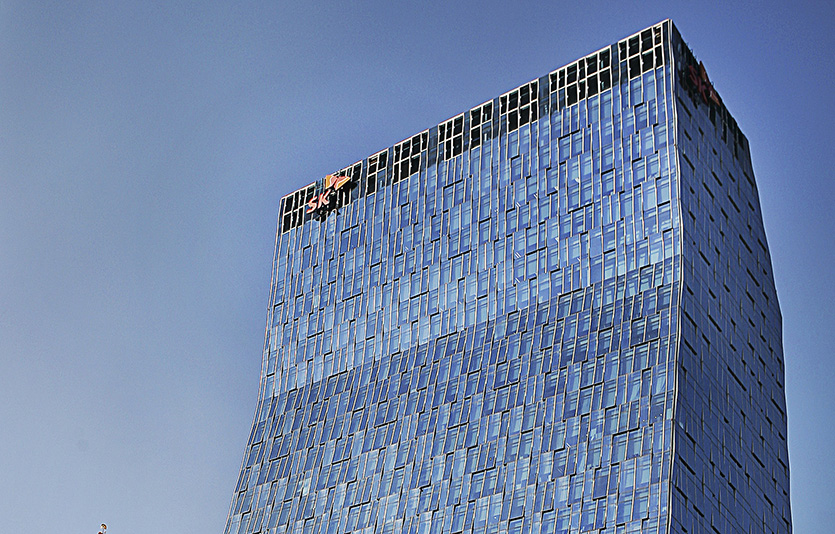 SK텔레콤도 추석을 맞은 협력사들이 재정적 부담을 줄일 수 있도록 연휴 시작 전에 1100억원 규모의 대금을 조기 지급한다. 사진은 SKT타워. 사진=SK텔레콤