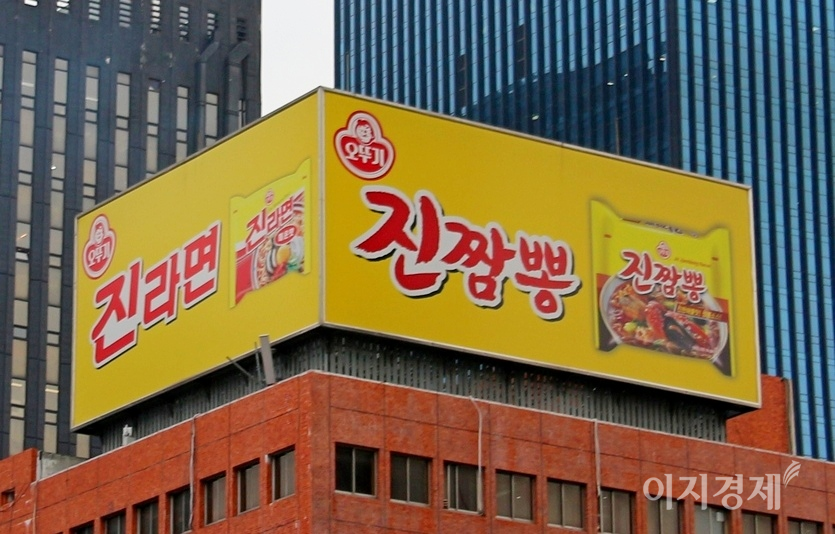 오뚜기 진라면이 내달부터 한 봉당 684원에서 770원으로 12.6%, 스낵면은 606원에서 676원으로 11.6%, 육개장(용기면)은 838원에서 911원으로 8.7% 각각 오른다. 사진=선호균 기자