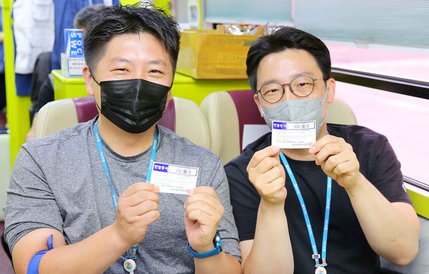 GS리테일은 GS홈쇼핑과 7월 통합 후 처음으로 헌혈 캠페인을 가졌다. 임직원들이 헌혈증과 함께 기념사진을 찍고있다. 사진=GS리테일