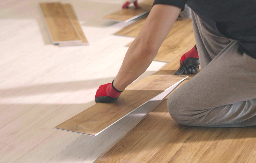 신제품 이노플러스로 마루 시공하는 모습. 사진=한샘