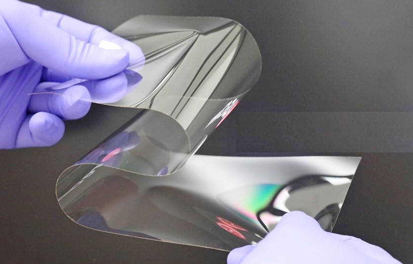 LG화학이 개발한 리얼 폴딩 윈도우 제품. 사진=LG화학