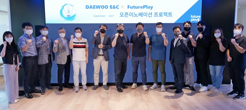 대우건설과 퓨처플레이 임직원이 협약 체결 후 기념사진을 찍고 있다. 사진=대우건설