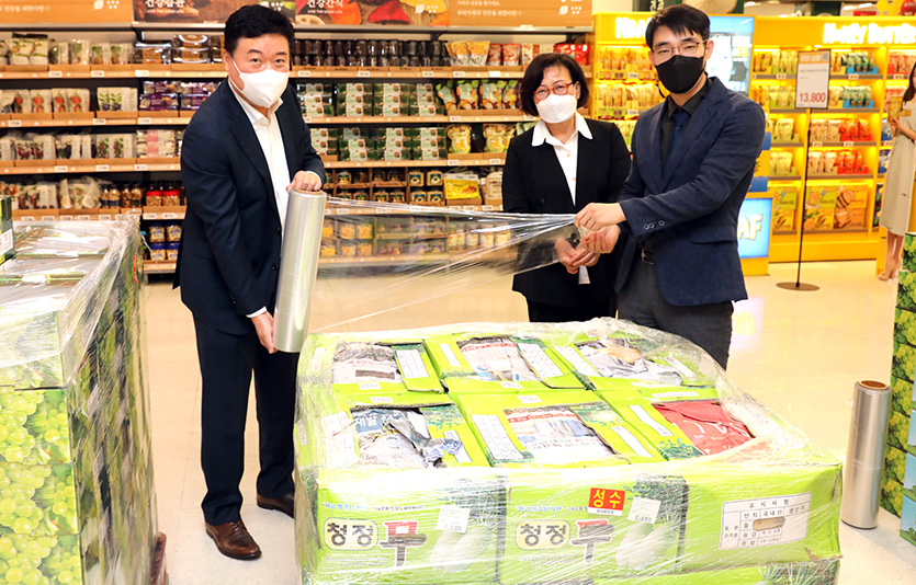 이마트는 환경부와 함께 국내 유통업계 최초로 물류 포장용 스트레치필름자원 재활용에 나서기로 했다. 스트레치필름 시연을 해보이고 있는 이마트 임직원. 사진=이마트