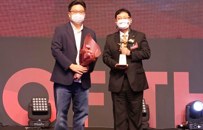 올해의 브랜드 대상 시상식에서 (왼쪽부터)서경덕 한국소비자포럼 소비자위원장과 강성구 JW중외제약 이사가 기념사진을 찍고 있다. 사진=JW중외제약