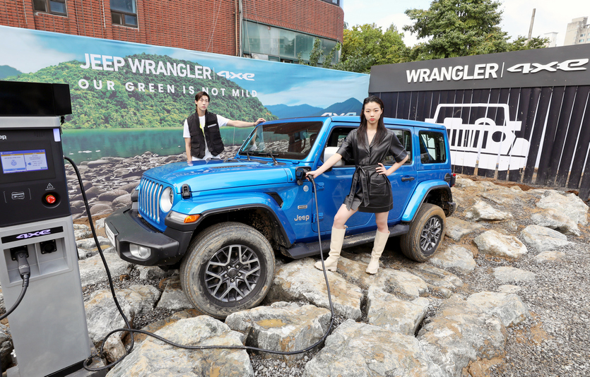 지프가 첫 플러그인 하이브리드 SUV 랭글러 4xe를 선제적으로 선보이고 하반기 내수를 공략한다. 사진=지프