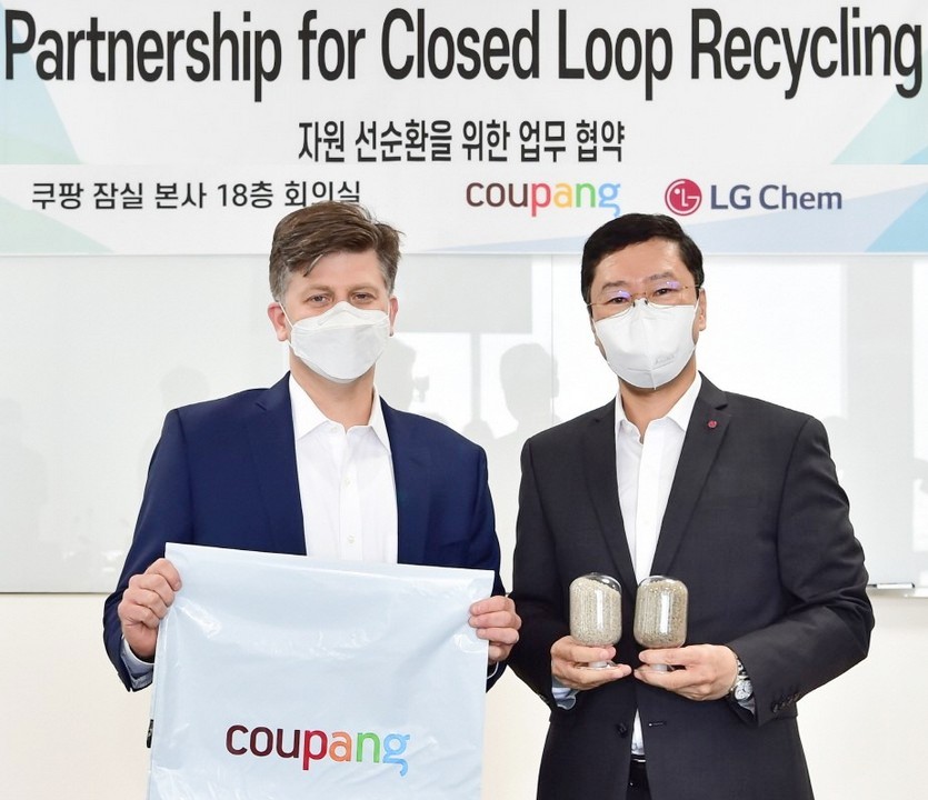 (왼쪽부터)라이언 브라운 쿠팡 부사장이 허성우 LG화학 부사장과 MOU 체결 후 기념사진을 찍고 있다. 사진=쿠팡