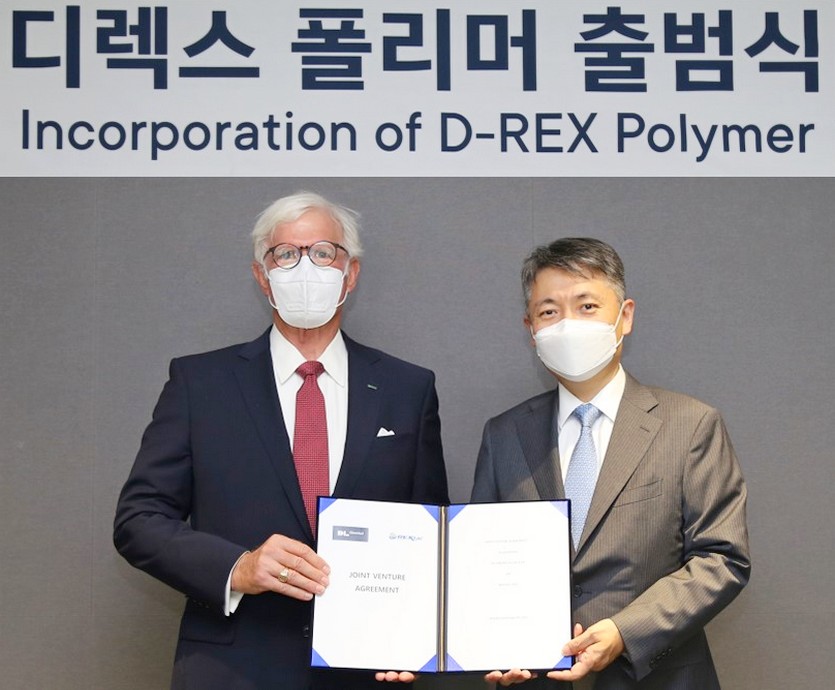 DL케미칼 (오른쪽부터)김상우 대표와 렉스택 닉 파울러 사장이 협약 체결 후 기념사진을 찍고 있다. 사진=DL케미칼