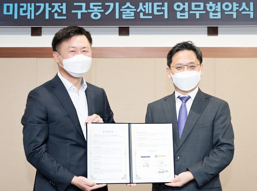 (왼쪽부터)이기수 삼성전자 생활가전사업부 부사장과 이병호 서울대 공과대학장이 ‘미래가전 구동기술센터’ 설립을 위한 MOU 체결 후 기념사진을 찍고 있다. 사진=삼성전자