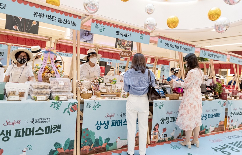 여성 고객이 (위부터)별빛농장의 잼과 주스 등을 구매하고 있다. 사진= 스타필드 하남