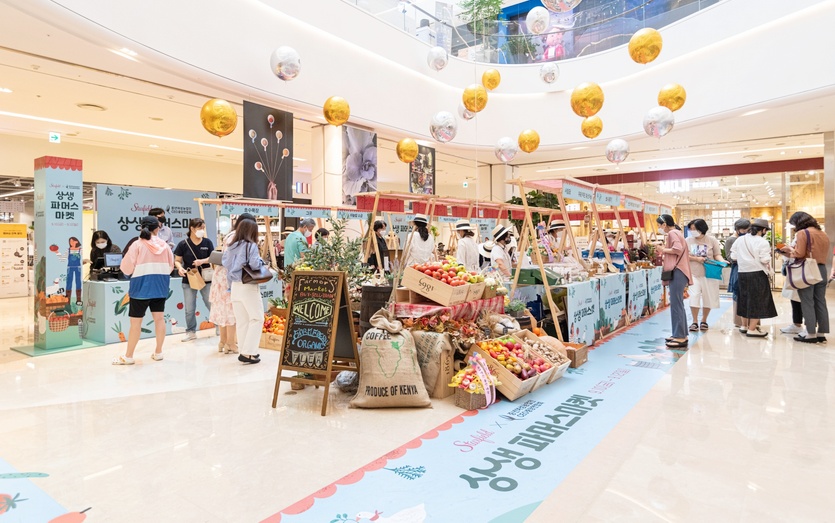 스타필드 하남이 마련한 ‘상생 농산물 직거래 시장’에서 고객들이 산지 특산품, 묶음 선물 등을 구매하고 있다. 이번 행사에는 전국 농가 20곳이 참여했다. 사진=스타필드 하남