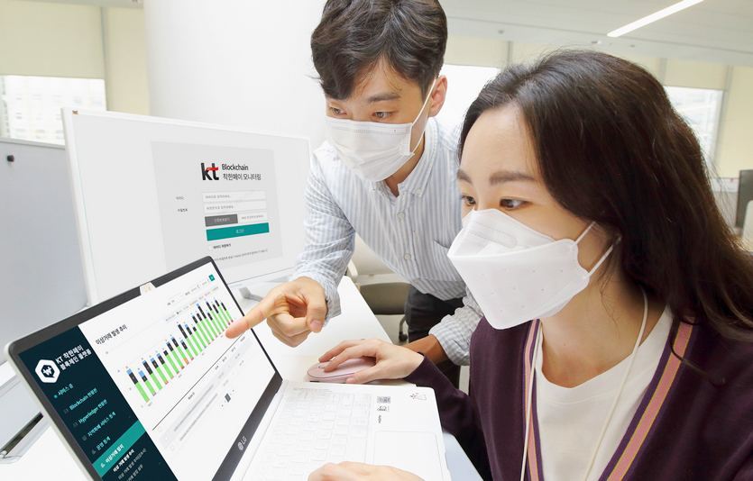 KT가 고도화된 지역화폐 이상 거래 탐지 시스템으로 이상 거래를 원천 차단한다. KT 직원이 지역화폐 이상 거래 탐지 시스템을 보고 있다. 사진=KT