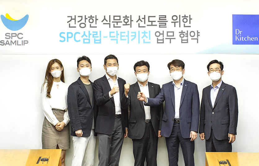 SPC삼립은 식이요법 전문 연구기업 ‘닥터키친’과 ‘건강식 사업 확대를 위한 업무협약(MOU)’을 체결하고 제품의 개발부터 판로 개척까지 전반에 걸친 협력체계를 구축하기로 했다. SPC그룹 사옥에서 SPC삼립 박해만 부사장(오른쪽 세번째), 김범수 전무(오른쪽 두번째)와 닥터키친 박재연 대표(왼쪽 세번째) 등 관계자들이 업무협약을 체결하고 기념촬영을 하고 있다. 사진=SPC그룹