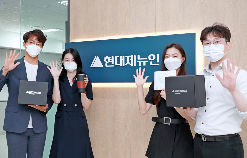 경기도 성남시에 위치한 현대제뉴인 분당사무소에서 이 회사 직원들이 기념사진을 찍고 있다. 사진=현대제뉴인