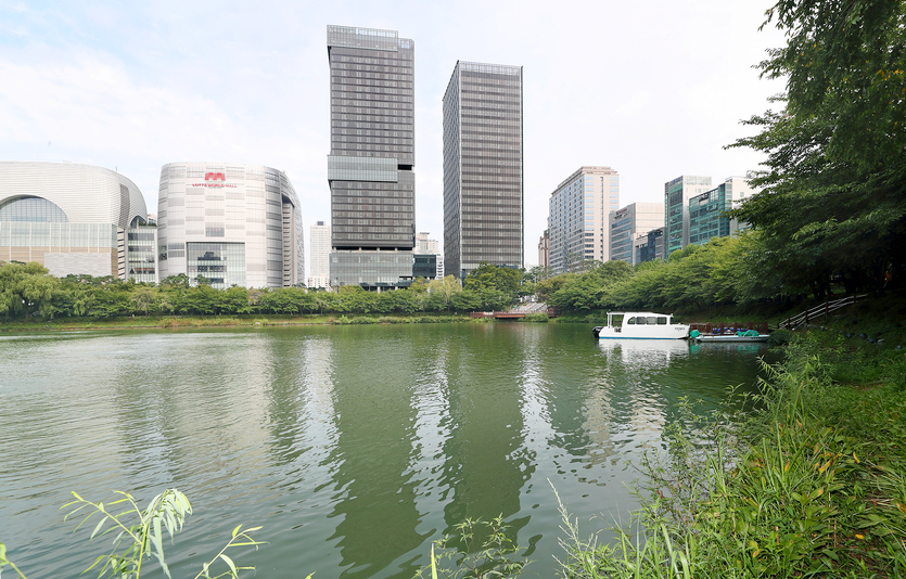 사진=KT는 KT송파빌딩(오른쪽 건물 두동)을 준공하고 디지코 사업의 거점으로 활용한다. 사진=KT