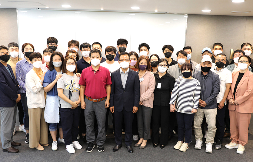 치킨 프랜차이즈 bhc치킨 가맹점과 본사가 지속적인 성장과 업계를 선도하는 기업으로 도약하기 위해 뜻을 모았다. bhc치킨은  ‘2021년 bhc치킨 전국 가맹점협의회 지역 회장단 간담회’를 최근 개최했다.  사진=bhc치킨